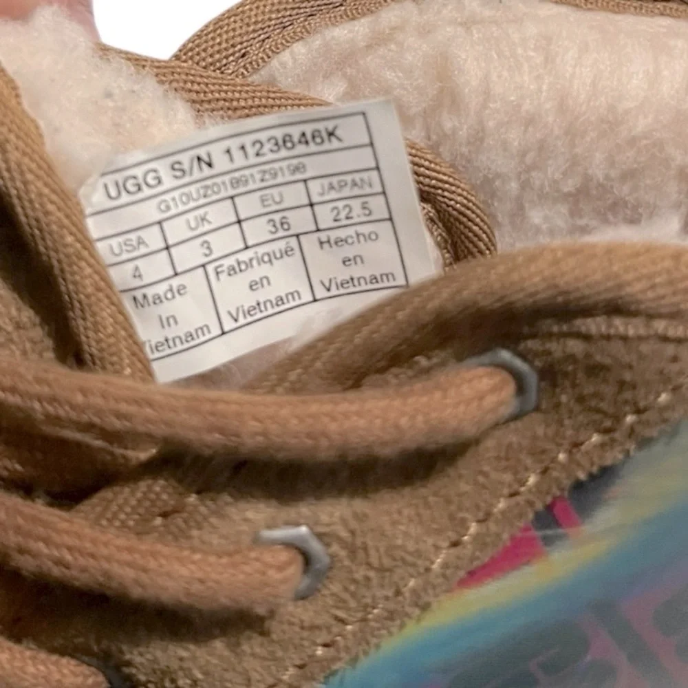 NEW UGG Neumel Chromatic Shoes Chestnut Big Kids Sz 4 Iridescent Chukka Rainbow